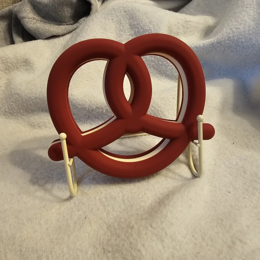 Cattitude Set Of 3 Pretzel Shaped Silicone Trivets With Storage Rack